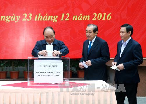 Lãnh đạo Chính phủ quyên góp ủng hộ đồng bào Nam Trung Bộ ảnh 1
